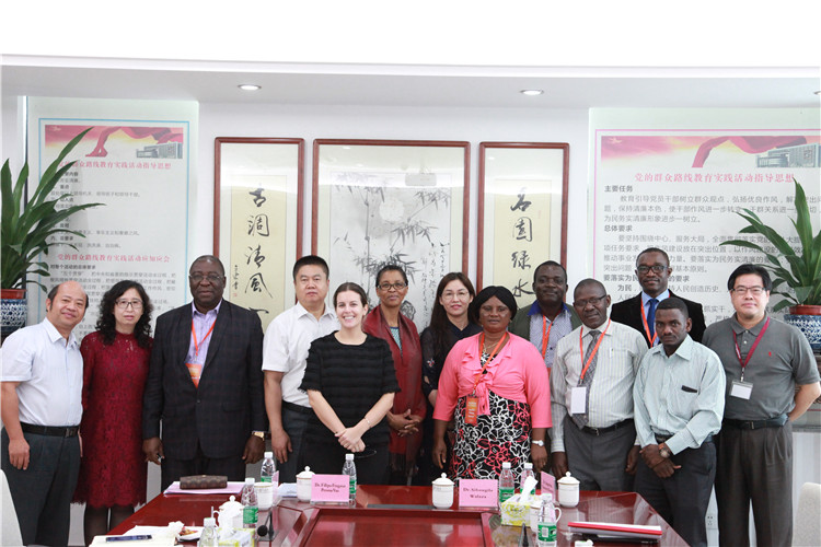 非洲公共卫生专家访问团莅临我院参观交流