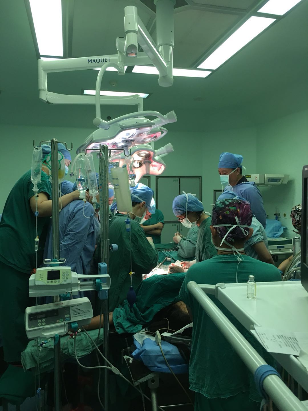 全身的血换了两三遍，产妇产后大出血，医生抢救16小时成功救回