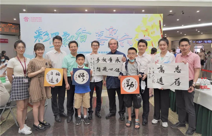 彩墨飘香  喜迎六一 >>广东省文联艺术家走进广东省妇幼保健院