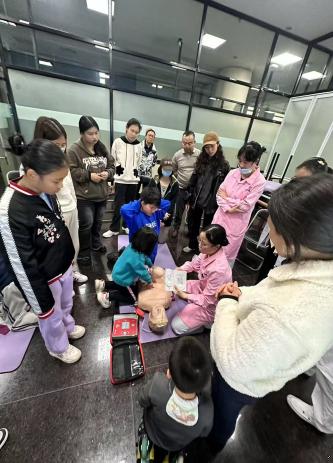 “拥抱生命，‘救’在身边”——广东省妇幼保健院番禺院区急诊科公益急救技能培训活动成功举办三期